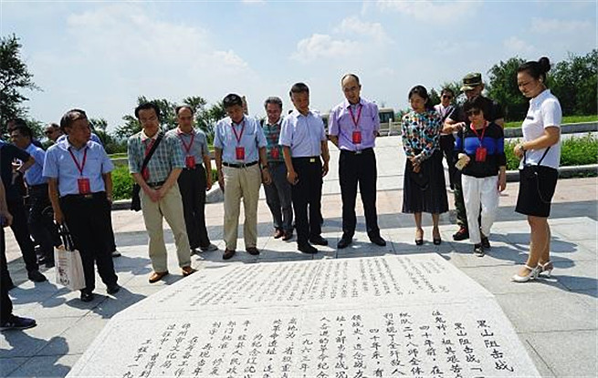 采訪團參觀黑山阻擊戰(zhàn)101高地舊址