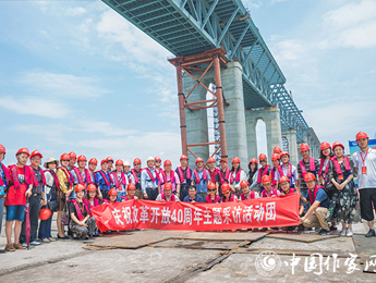 采訪公鐵大橋建設(shè)指揮部并在建設(shè)中的公鐵大橋上合影