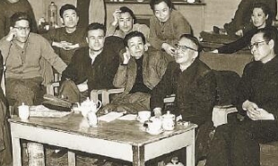 1963年4月2日，老舍（前排右二）觀看《茶館》排練后與演職人員交談