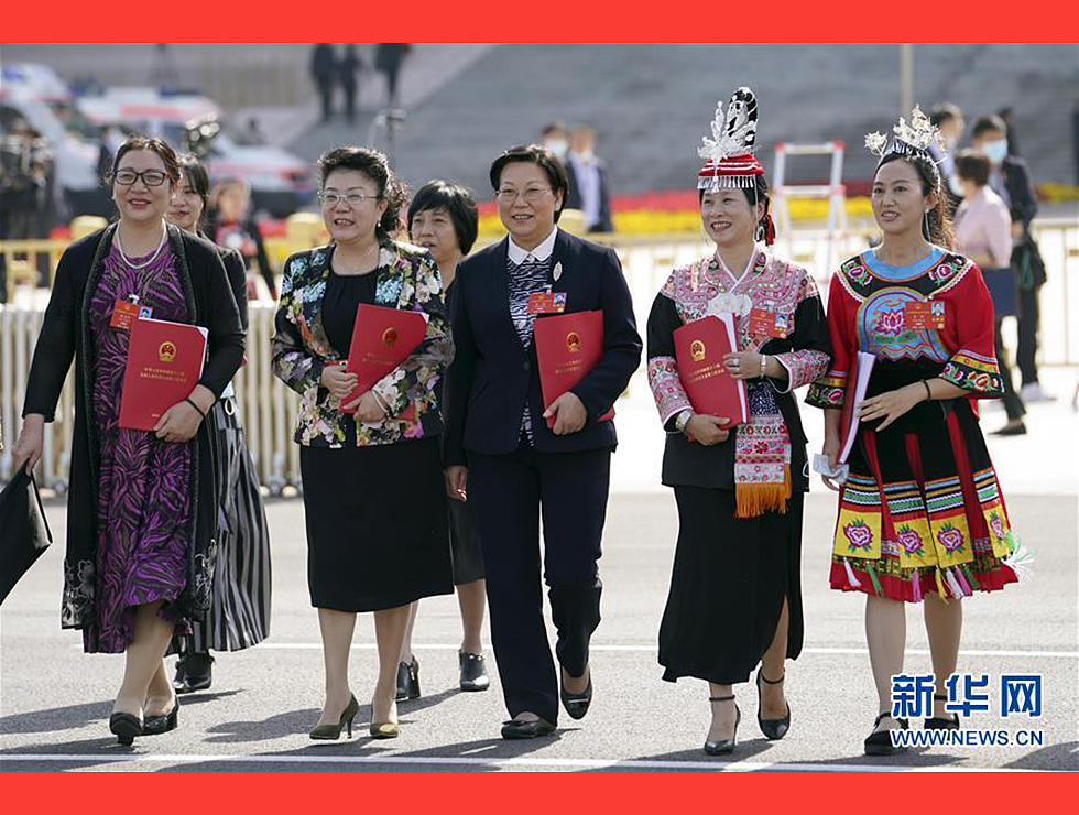 5月28日，十三屆全國人大三次會議在北京人民大會堂舉行閉幕會。閉幕會后，代表走出人民大會堂。