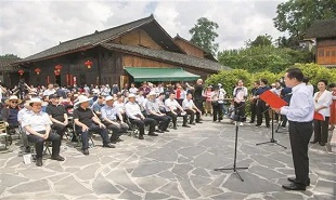 中國作家“深入生活 扎根人民”新時(shí)代文學(xué)實(shí)踐點(diǎn)授牌儀式在花垣縣雙龍鎮(zhèn)十八洞村精準(zhǔn)坪廣場舉行。