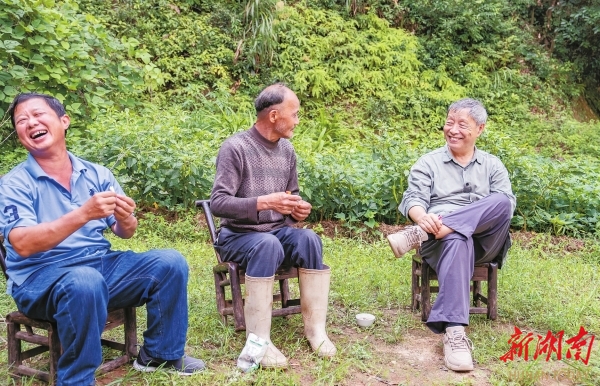 8月15日，汨羅市三江鎮(zhèn)八景村，韓少功（右）與村民在一起開(kāi)心交談