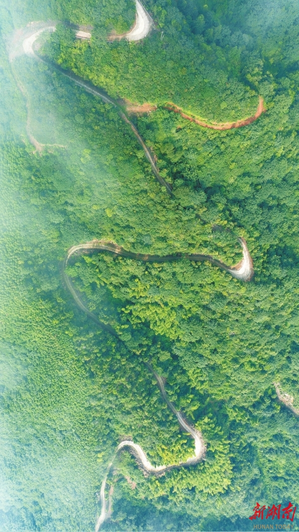 過(guò)去梯危徑險(xiǎn)的智峰山，如今修通了盤(pán)山公路