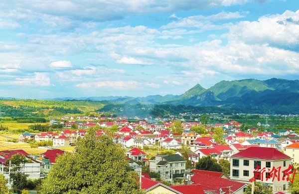 溆浦縣盧峰鎮(zhèn)漫水村，一幢幢農(nóng)家小院錯落有致，繪就了一幅鄉(xiāng)村振興的美麗畫卷。本版照片均為湖南日報全媒體記者 徐行 攝