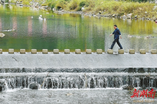 溆浦縣北斗溪鎮(zhèn)，王躍文家鄉(xiāng)溪水的跳橋。