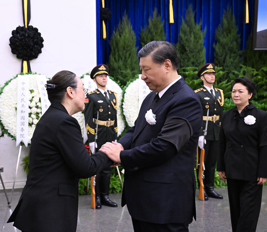 11月2日，李克強(qiáng)同志遺體在北京八寶山革命公墓火化。習(xí)近平、李強(qiáng)、趙樂(lè)際、王滬寧、蔡奇、丁薛祥、李希、韓正等前往八寶山送別，胡錦濤送花圈表示哀悼。這是習(xí)近平與李克強(qiáng)親屬握手，表示深切慰問(wèn)。 新華社記者 謝環(huán)馳 攝