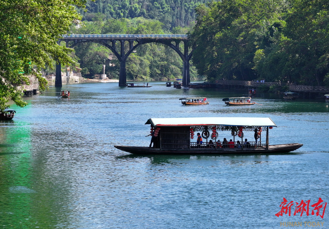 花垣縣邊城鎮(zhèn)，游客乘坐拉拉渡過(guò)河。