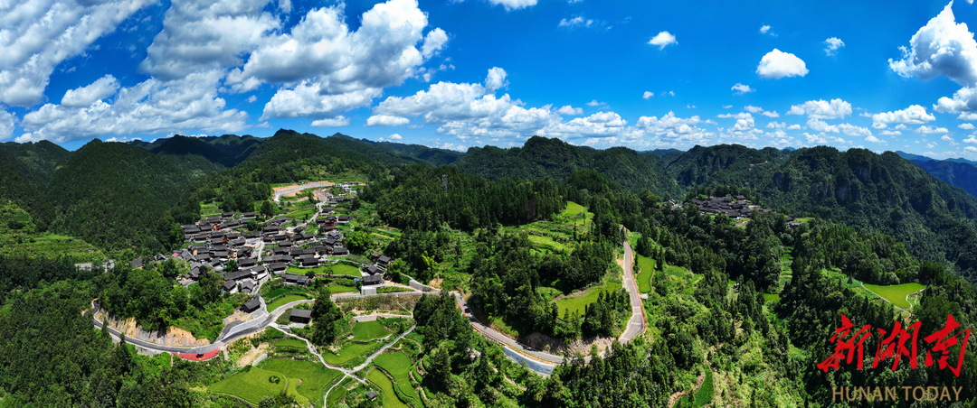 藍(lán)天白云下的花垣縣雙龍鎮(zhèn)十八洞村。