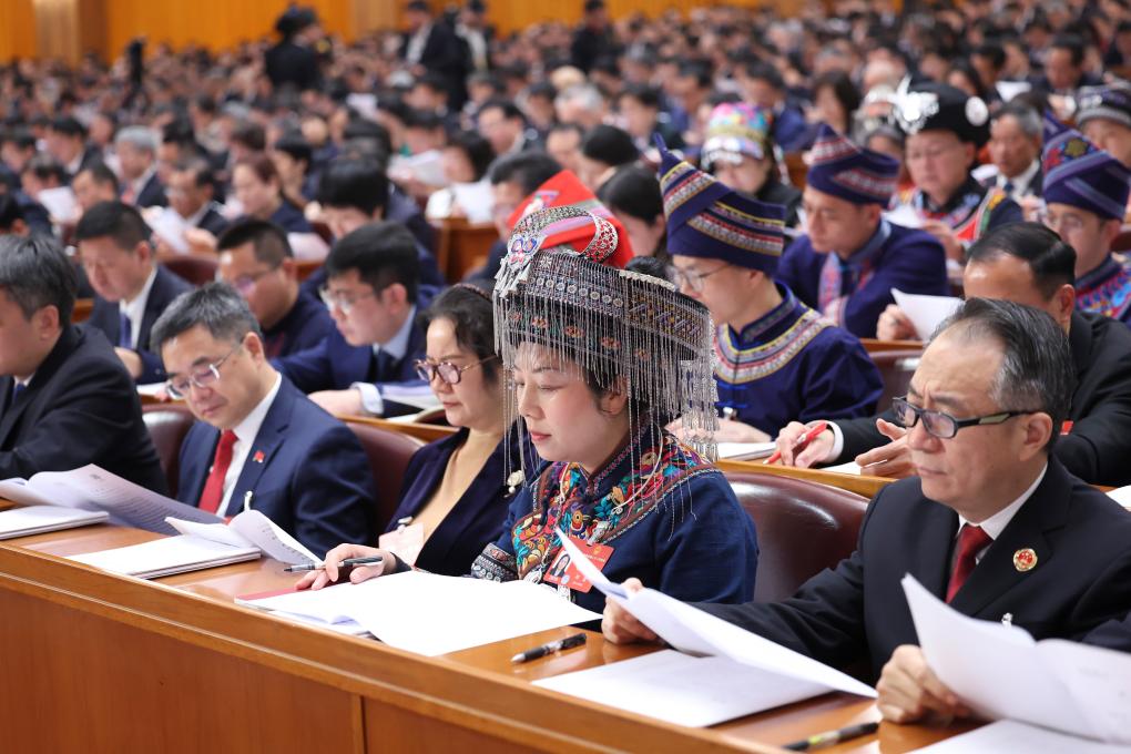 3月5日，第十四屆全國(guó)人民代表大會(huì)第二次會(huì)議在北京人民大會(huì)堂開(kāi)幕。這是代表們?cè)谡J(rèn)真聽(tīng)會(huì)。新華社記者 劉衛(wèi)兵 攝