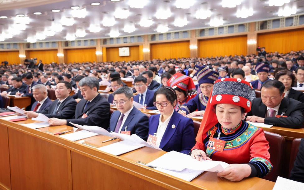 3月8日，十四屆全國(guó)人大二次會(huì)議在北京人民大會(huì)堂舉行第二次全體會(huì)議。這是代表們?cè)谡J(rèn)真聽(tīng)會(huì)。新華社記者 劉衛(wèi)兵 攝