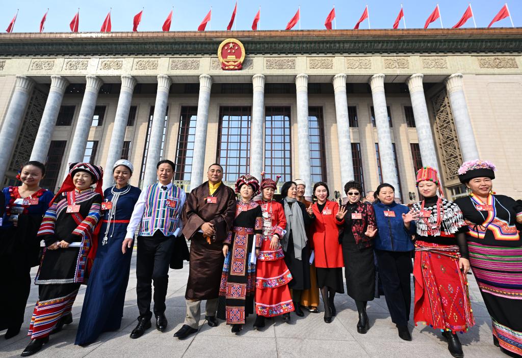 3月10日，中國(guó)人民政治協(xié)商會(huì)議第十四屆全國(guó)委員會(huì)第二次會(huì)議在北京人民大會(huì)堂舉行閉幕會(huì)。這是閉幕會(huì)后，委員們走出人民大會(huì)堂。新華社記者 陳曄華 攝