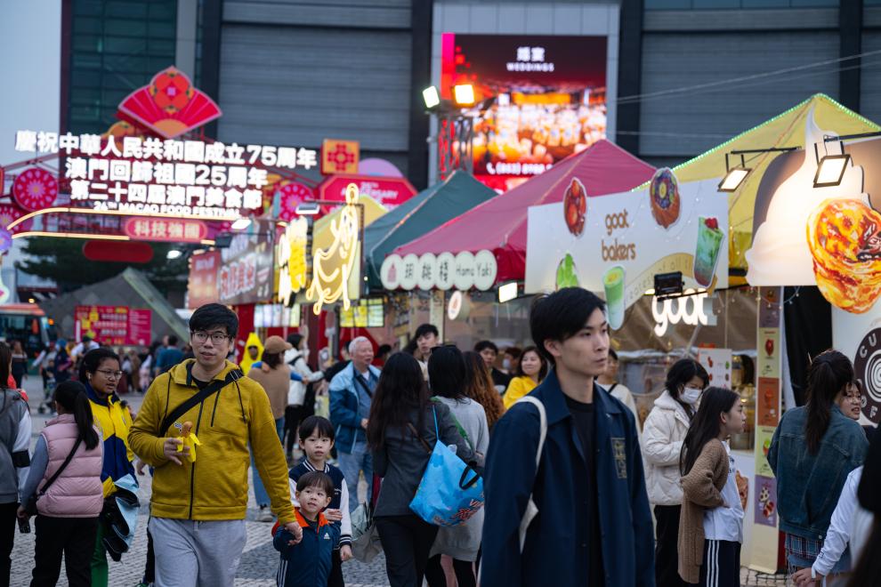 11月24日，市民在第二十四屆澳門美食節(jié)游玩。新華社發(fā)（張金加攝）