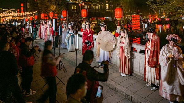 3月28日，河南省洛陽市，洛邑古城成為著名旅拍打卡地標。視覺中國供圖