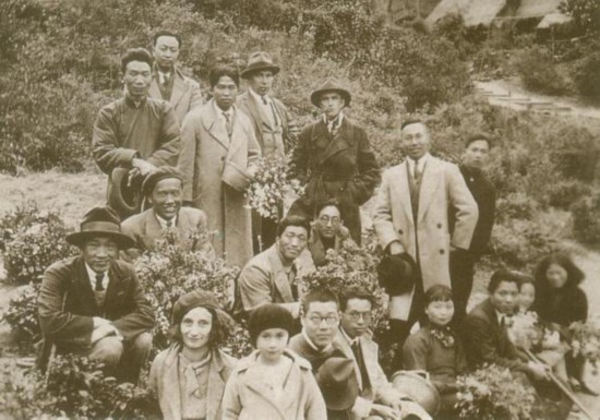 1936年林風眠帶領杭州國立藝專教師們到超山郊游并憑吊吳昌碩墓（前排左起為林風眠、妻子艾麗絲、女兒蒂娜）林風眠（約1930年代）